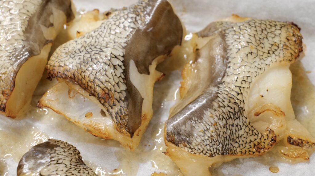 オーブンで焼いた銀むつカマ。皮目が色づき、脂がじんわりにじむ。