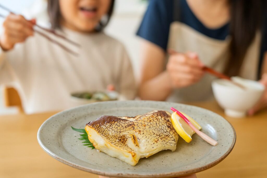銀むつカマ味噌漬け焼きを、子どもと大人が笑顔で囲む食卓の風景