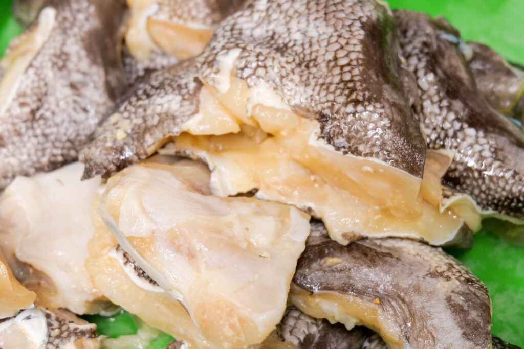 味噌漬けを終えた銀むつカマの身がしっとりと仕上がった状態。焼成直前の様子