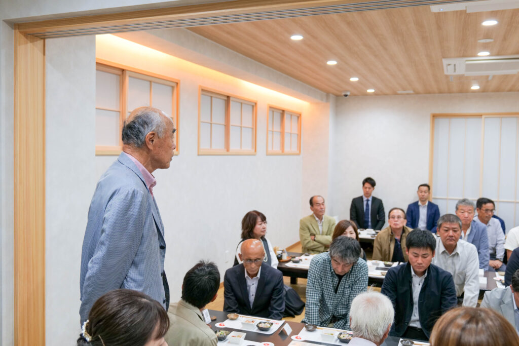 会話が弾むテーブルの様子