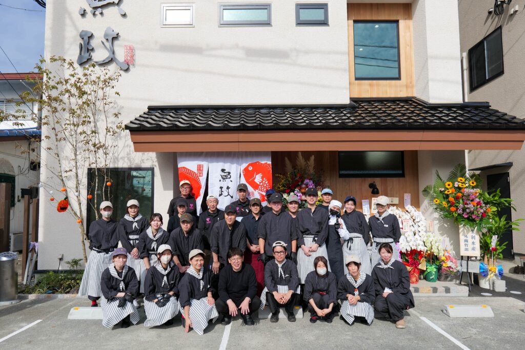 魚政の店頭でスタッフ一同の集合写真