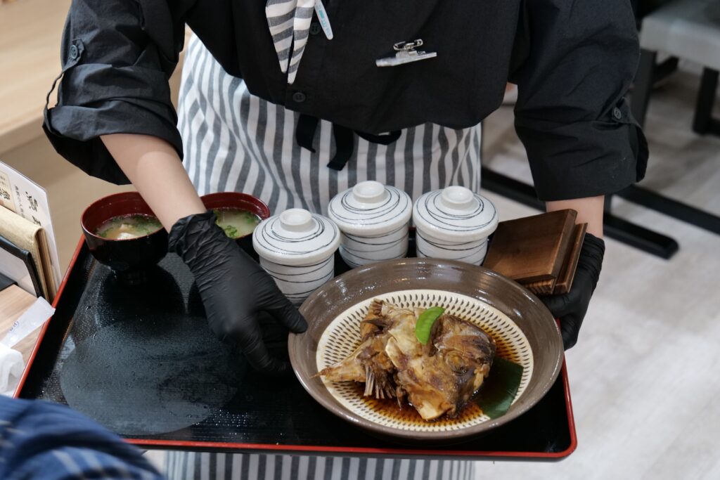 料理を配膳する様子