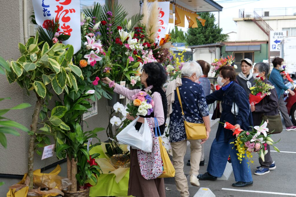 お花を受け取るお客様の様子