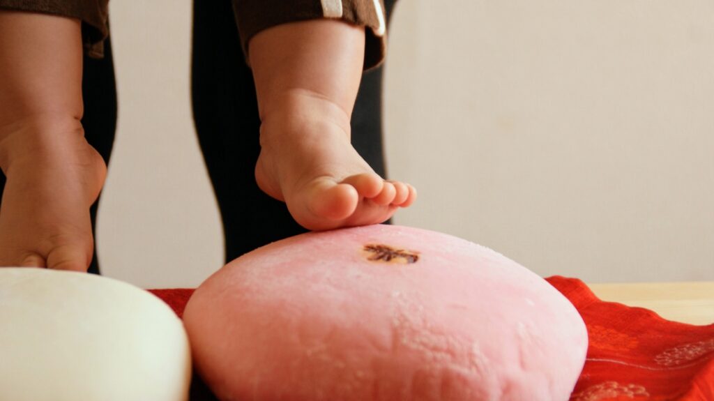 一升餅を踏む様子