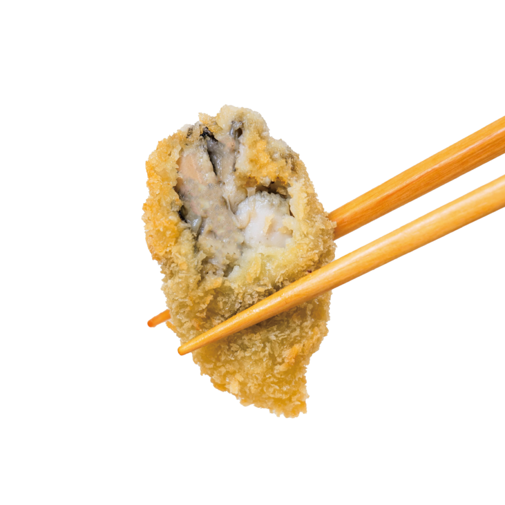 箸でつまんだカキフライの写真