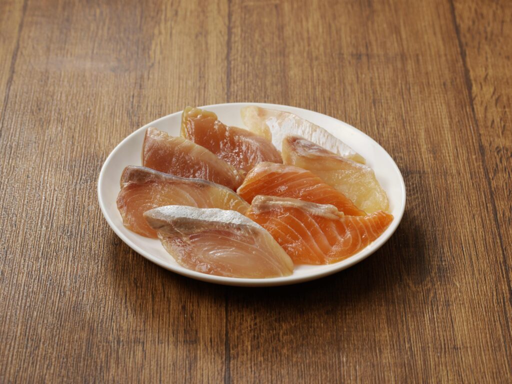 ネタの厚切りが伝わる切り身並べ