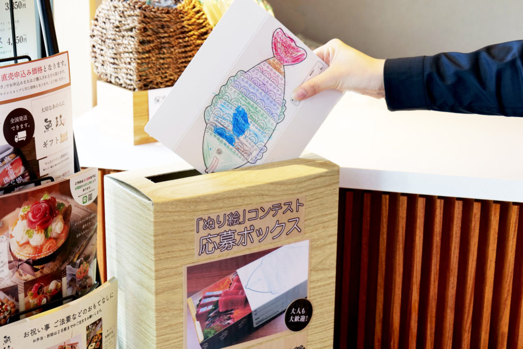 応募BOXへ投函の様子