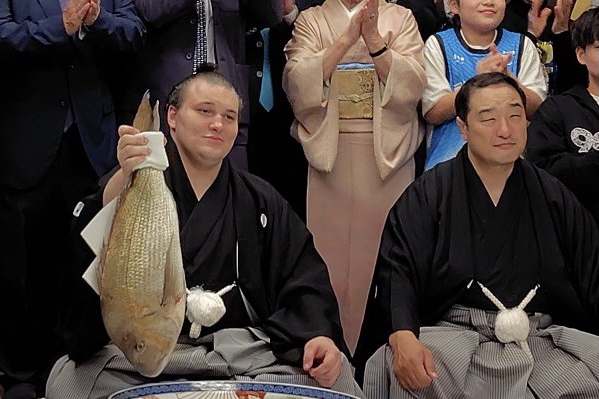 安青錦関が九州場所優勝祝賀会で5.8kgの鯛を掲げる記念写真