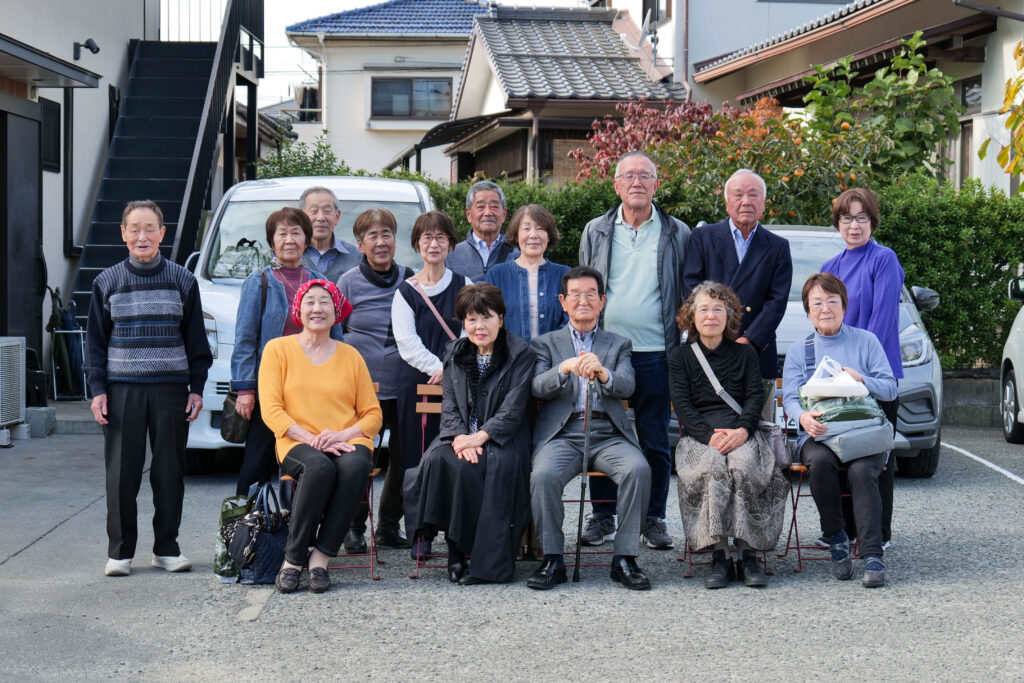 魚政で笑顔あふれるいとこ会の集合写真