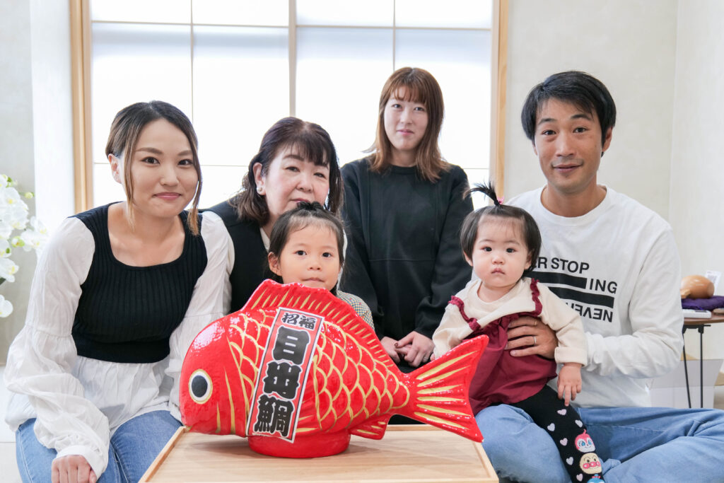 魚政での餅踏みお祝い写真