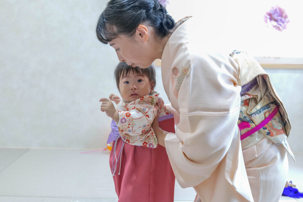 餅踏みの瞬間を見守る家族（魚政）