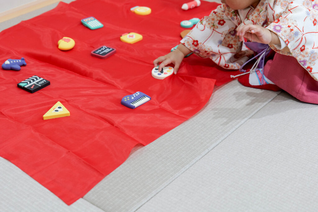 絵画のパレットを掴む子ども（選び取り）