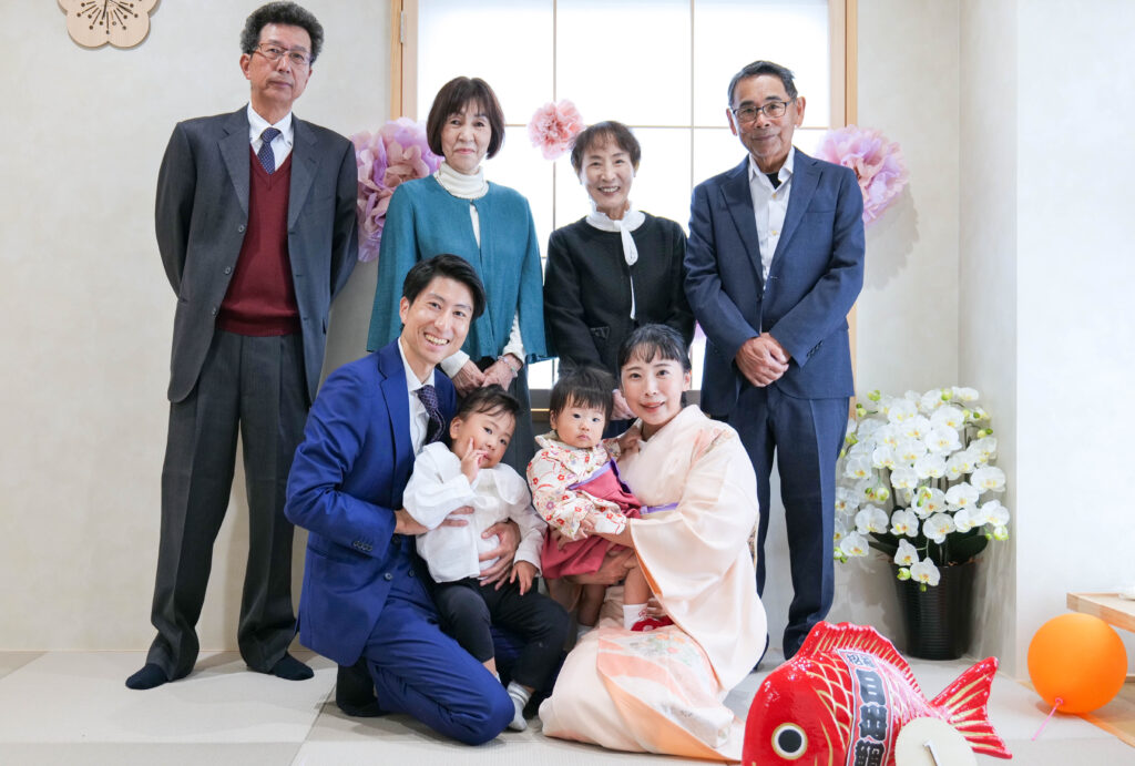 家族8人の集合写真（久留米 餅踏み 記念撮影）