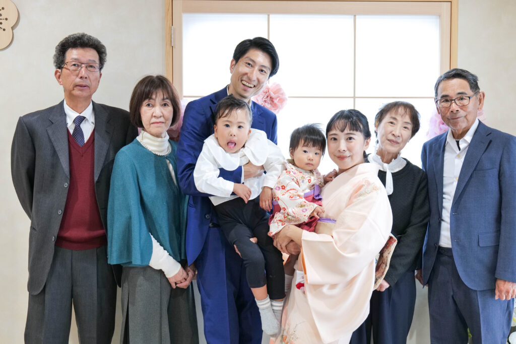 餅踏み後の集合写真（魚政 お祝いスペース）