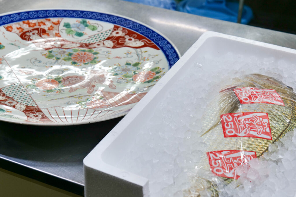 祝い鯛と祝賀会用の大皿、魚政が用意した5.8kgの真鯛