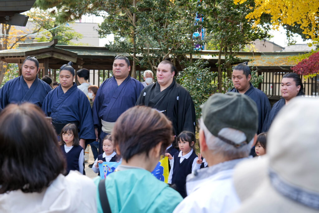 安青錦関の大関昇進伝達式の記念写真