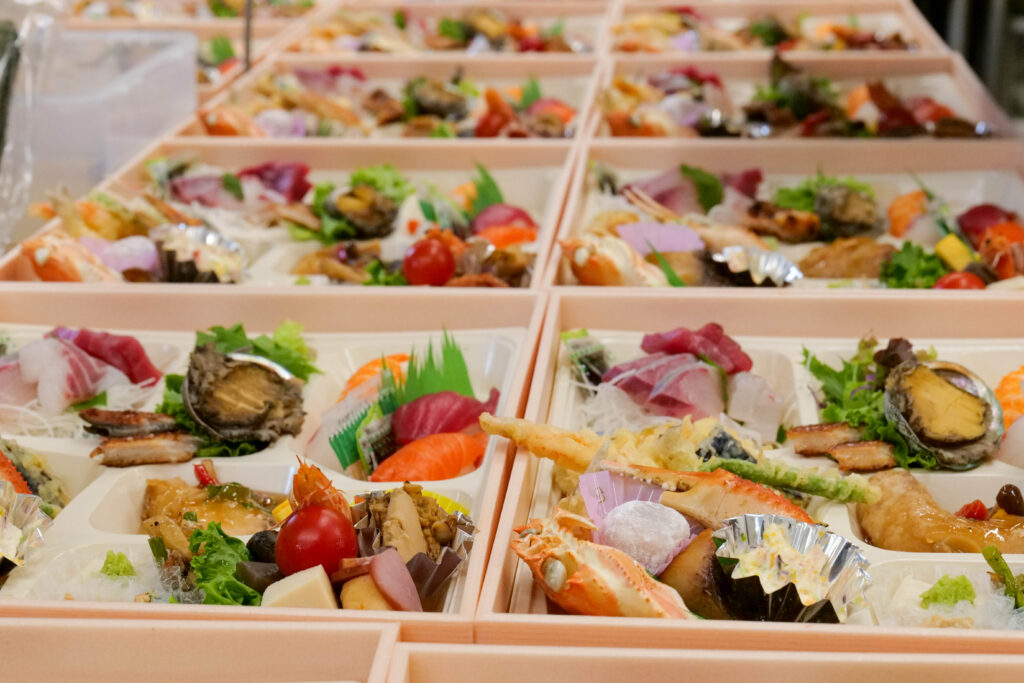 法事向け折詰弁当が並んだ様子。会場利用・配布にも対応