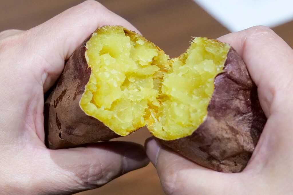 焼きいもを割った瞬間の湯気と蜜