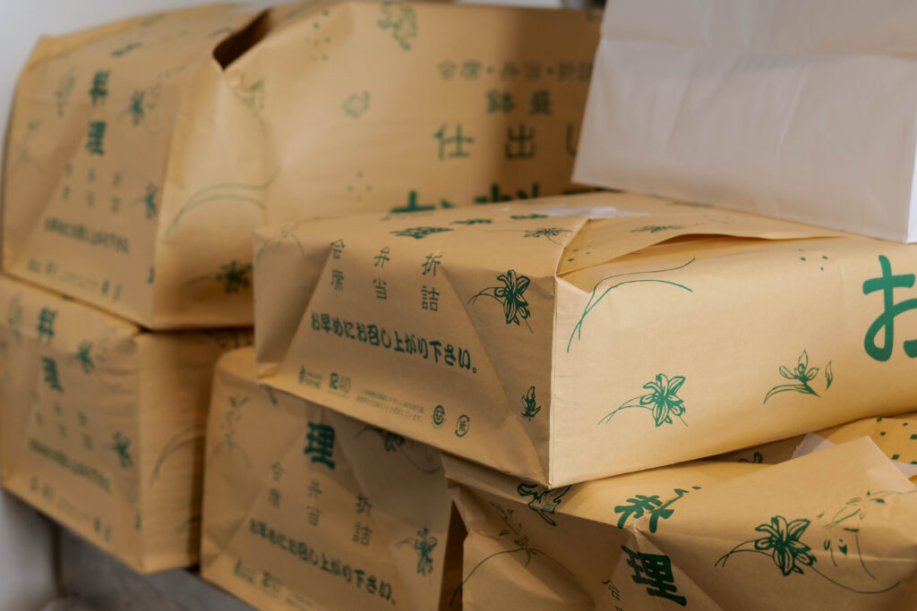 仕出し料理の包装。受け取り後も持ち帰りしやすい梱包