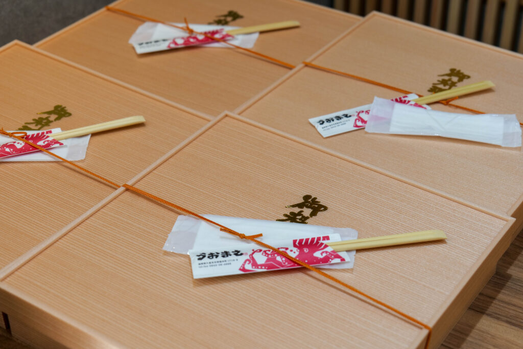 法事用折詰のフタ・セット（箸など付属品の準備イメージ）