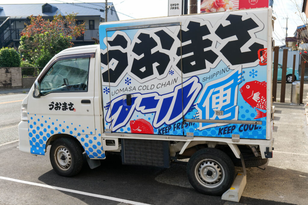 うおまさ（魚政）の配達車両（折詰・仕出しの受け渡し対応）