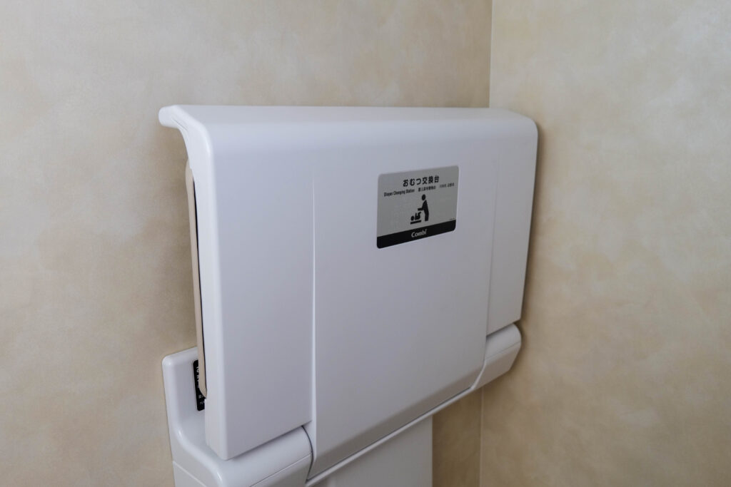 広々としたおむつ交換台