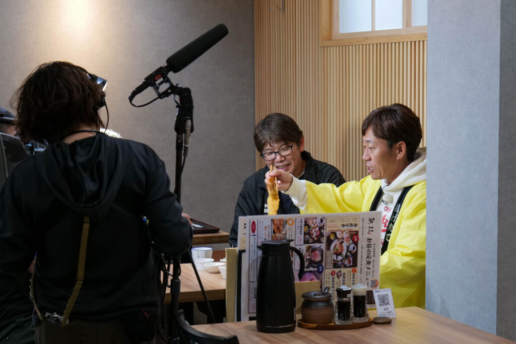 田中健二さん 実食 ももち浜ストア AGETATE エビフライ