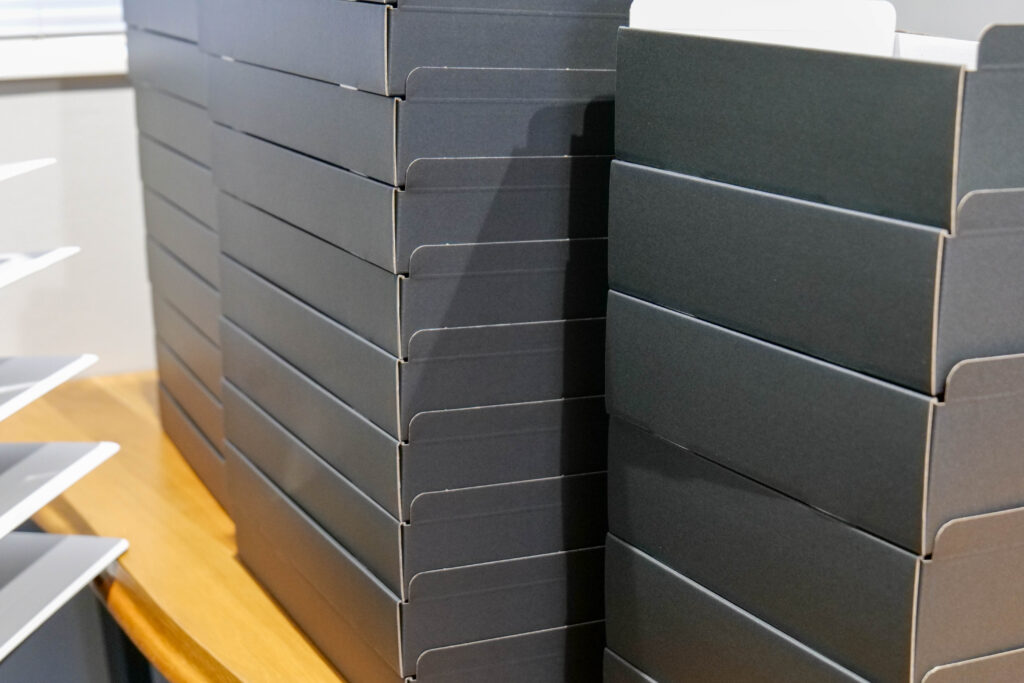 積み上げられた高級感のある黒い化粧箱