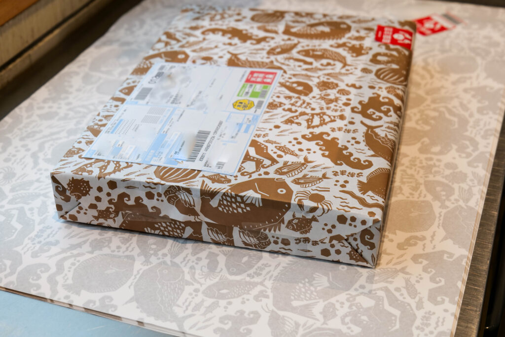 魚政オリジナル包装紙と伝票が貼られた発送直前の商品