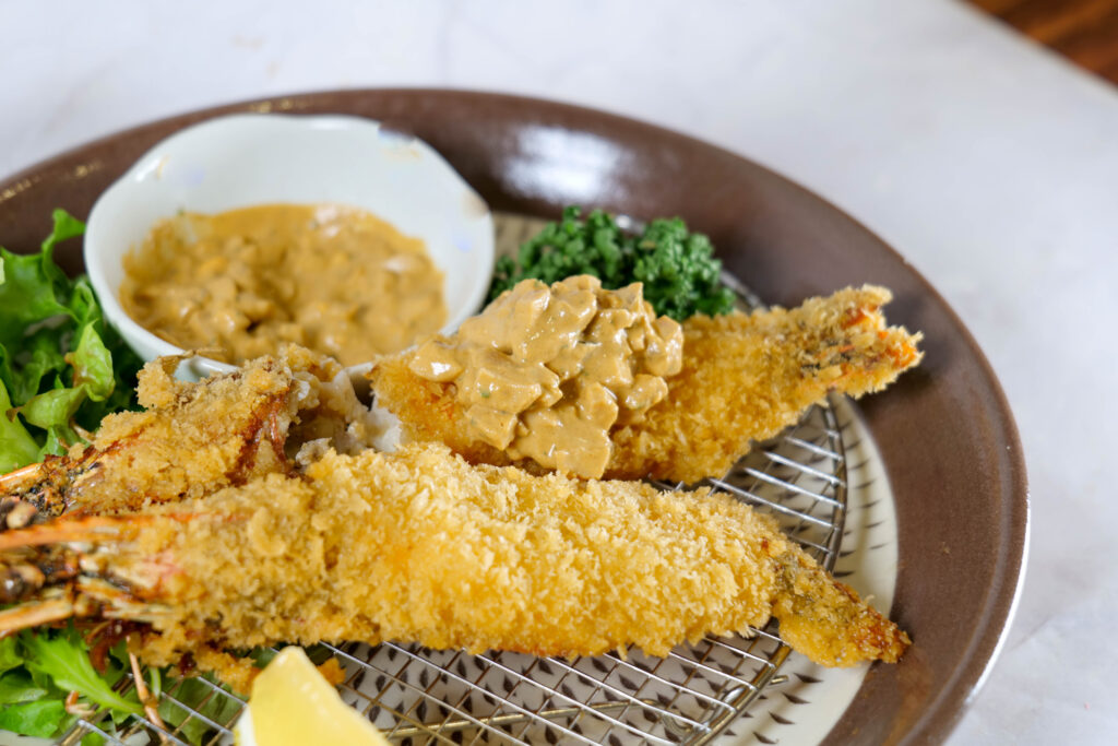えびえびタルタルソースとエビフライ（盛り付け）