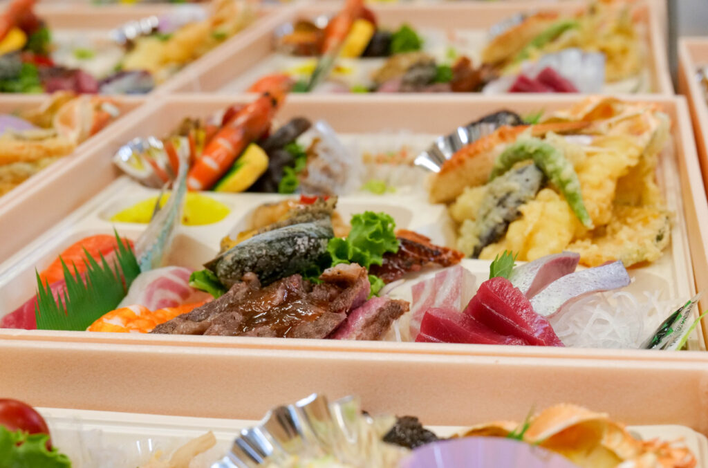 法事向け折詰弁当の刺身。夏場は保冷剤付きで提供
