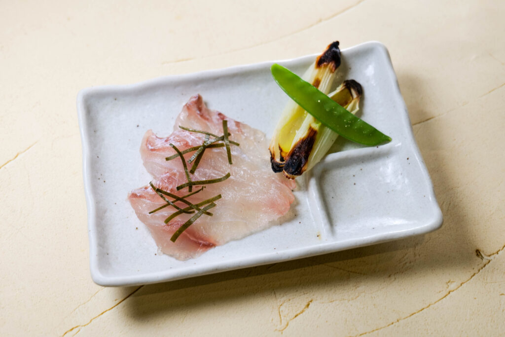 魚政（うおまさ）冬コース：寒平目の昆布締めと焼きねぎ