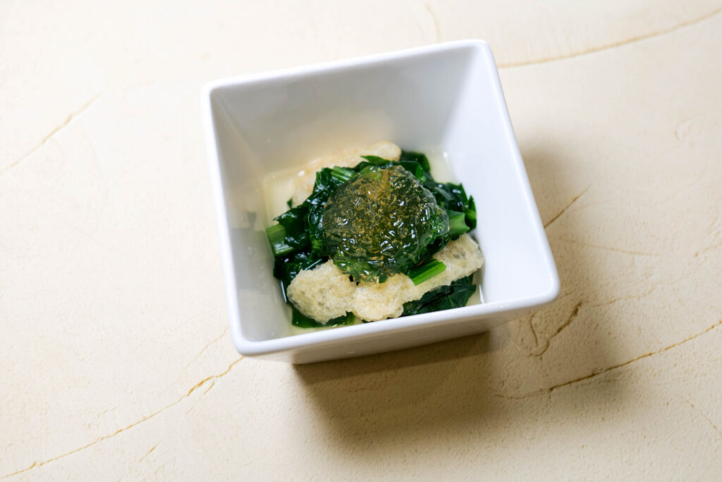 魚政（うおまさ）冬コースの小鉢：小松菜と南関揚げのおひたし（だしジュレ）