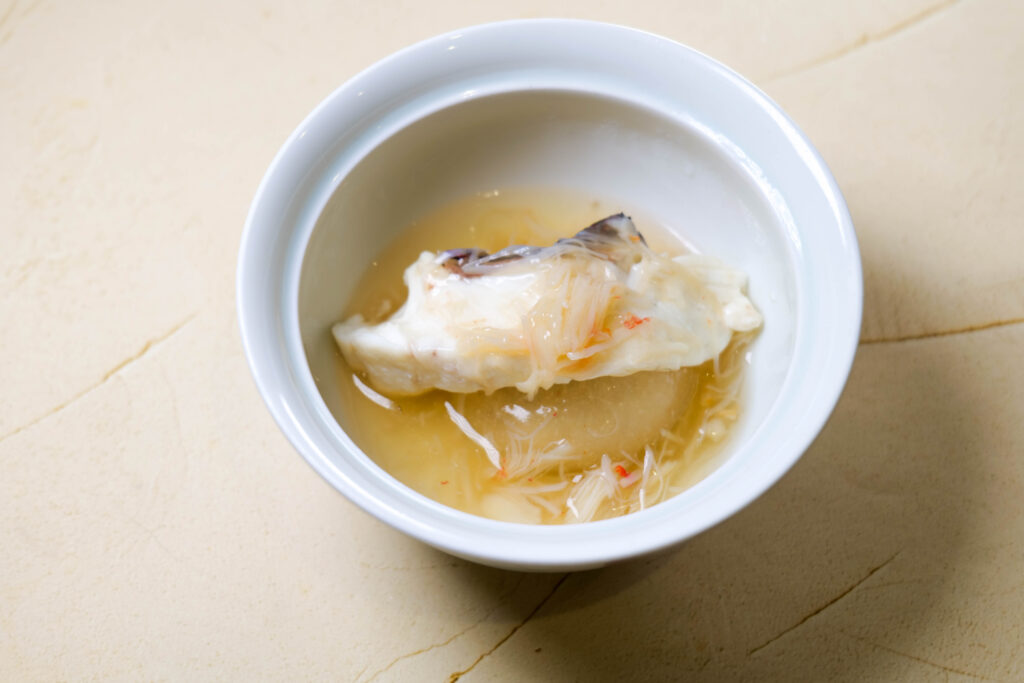 魚政（うおまさ）特選料理長コース：真鯛のかぶら蒸し 本ずわい蟹あんかけ