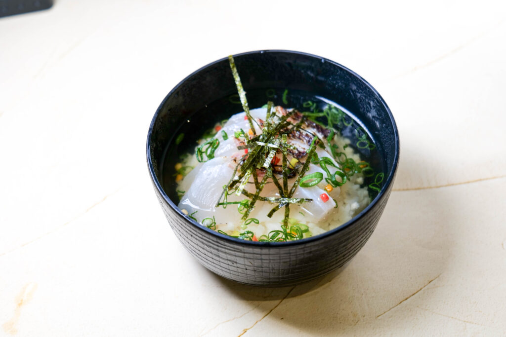 魚政（うおまさ）冬コースの締め：鯛だし茶漬け。熱々の出汁でさらりと