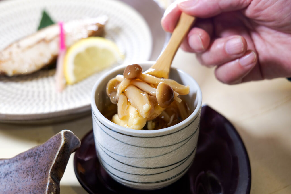 茶碗蒸しをスプーンで持ち上げた一口。とろみと湯気が伝わるカット（魚政（うおまさ））