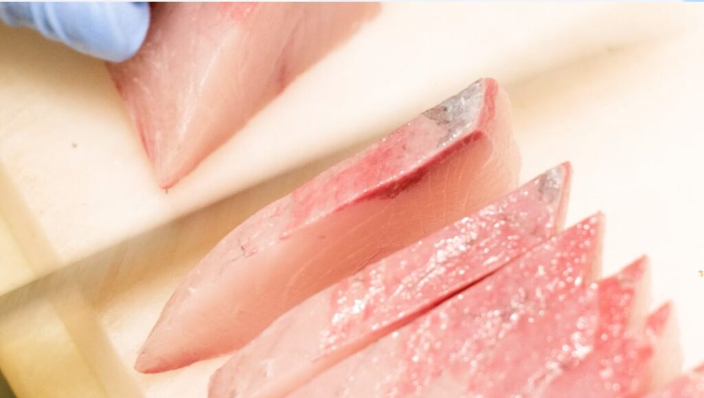 カボスぶりを刺身に切り付ける