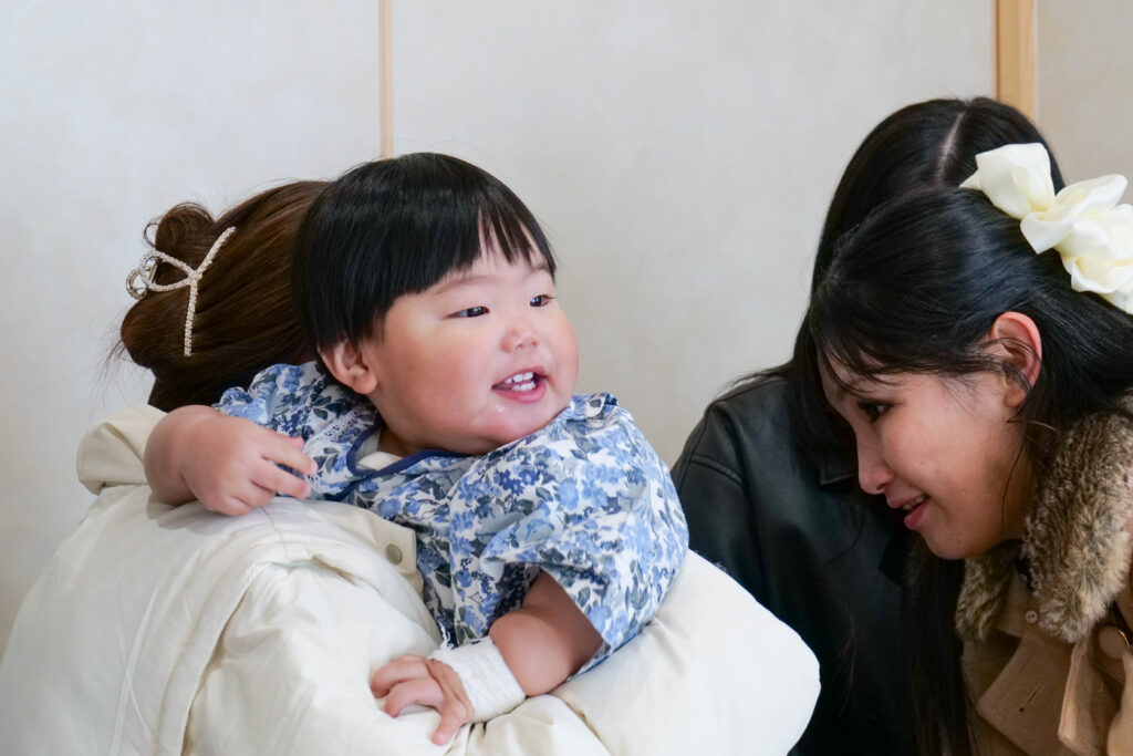 和室で餅踏みの準備をする家族