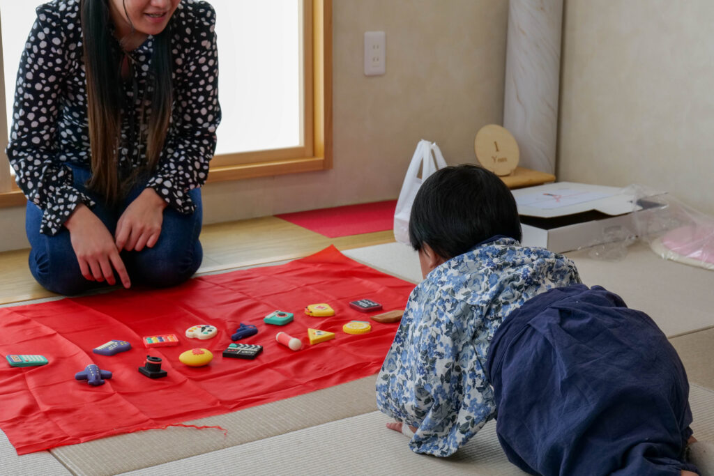 選び取りで道具に手を伸ばす1歳の子ども
