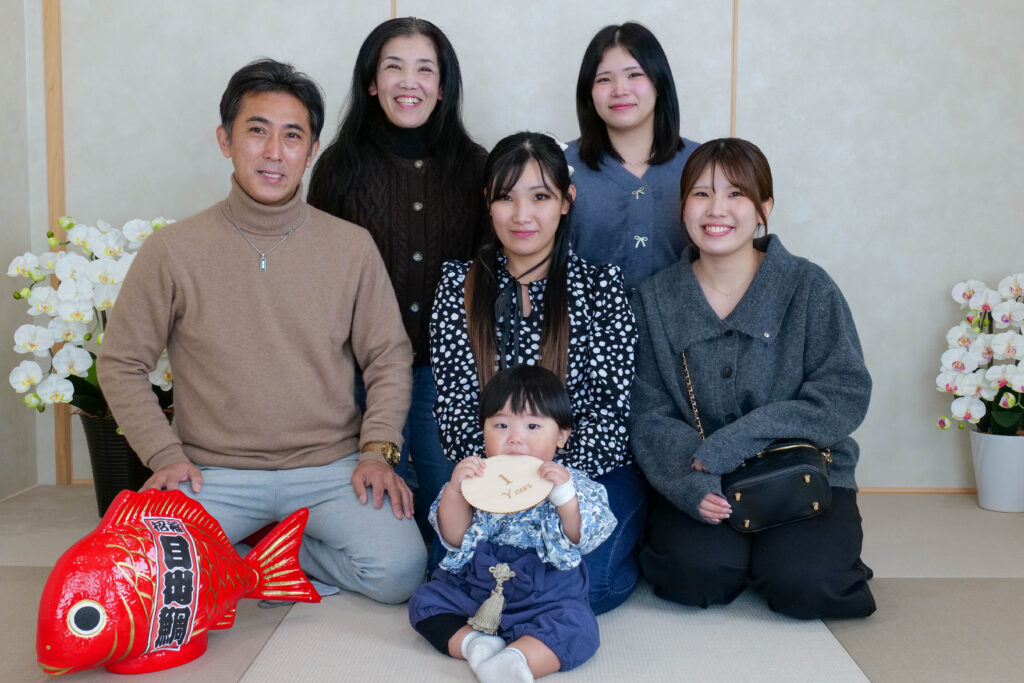 餅踏みと選び取りを終えて家族で撮る集合写真。魚政で迎える1歳のお祝い（久留米）