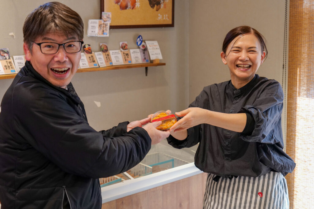 バレンタイン限定生うにを受け取って驚く社長の表情（久留米 魚政）