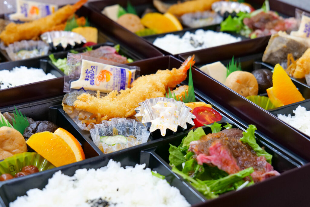 病院や会議向けに複数個並んだ魚政の弁当