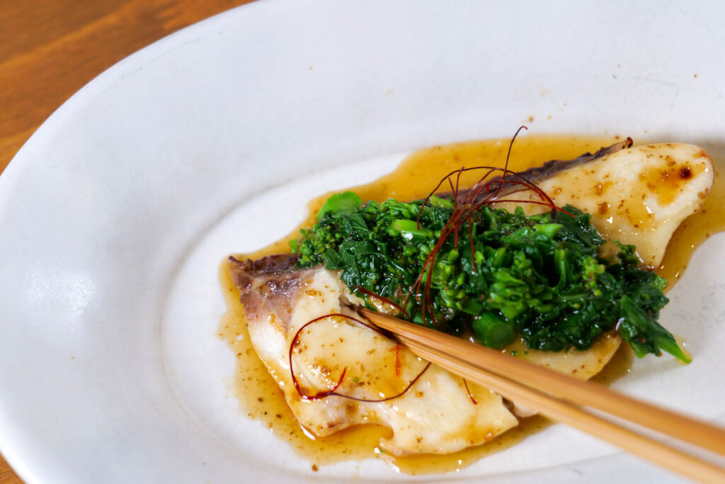 真鯛と菜の花のしそ香味焼き（アップ）