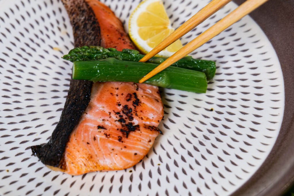 しゃけの味噌焼き アスパラ添え