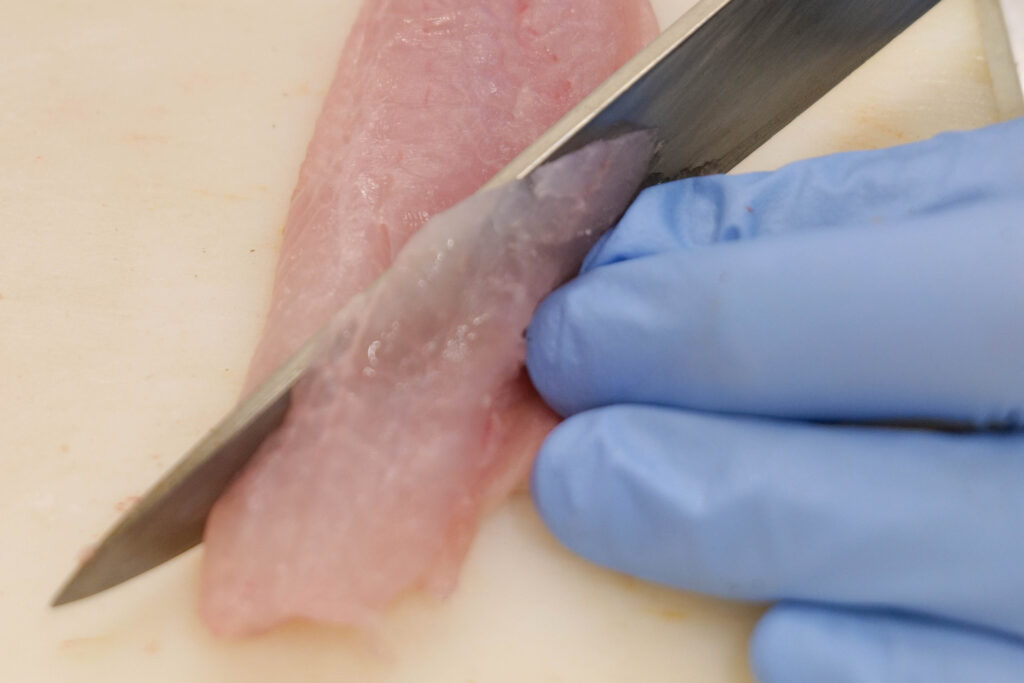 紅瞳 寿司ネタに切っているところ